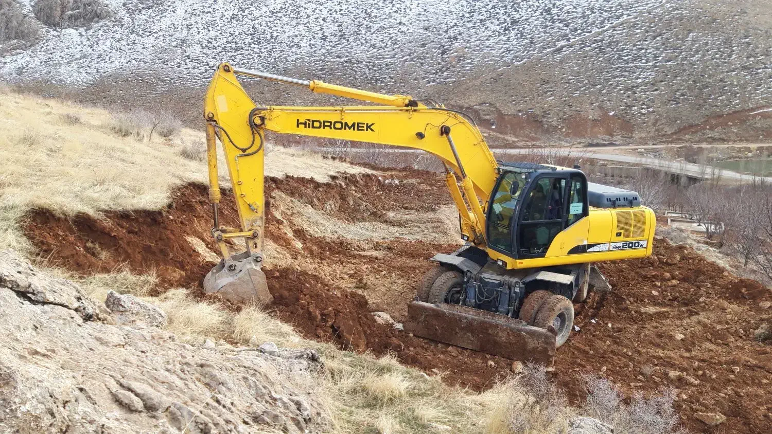 بیل لاستیکی هیدرومک ۲۰۰ درحد ۲۰۱۱|خودرو سنگین|خرم‌آباد, |دیوار