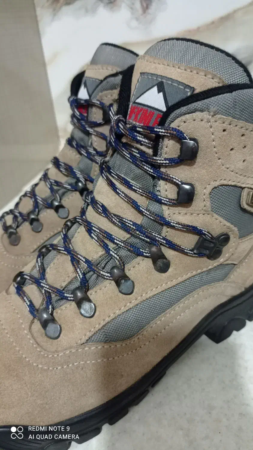 تعدادی نیم بوت،پوتین و کتونی اورجینال|کیف، کفش، کمربند|نمین, |دیوار