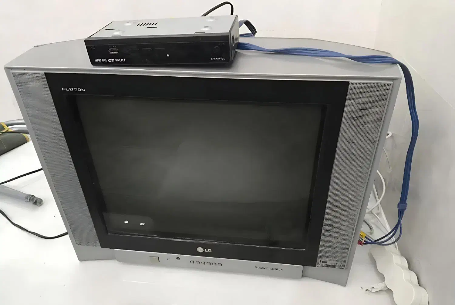 تلوزیون 12 اینچ همواره با دیجیتال|تلویزیون و پروژکتور|فسا, |دیوار