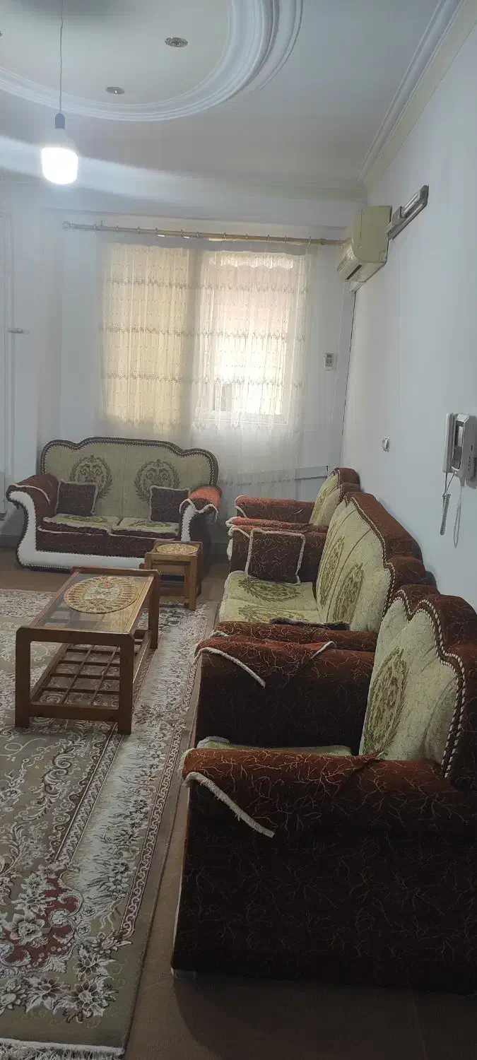 مبلمان هفت نفره به همراه میز بزرگ و سه تا عسلی|مبلمان خانگی و میز عسلی|لاهیجان, گلستان|دیوار