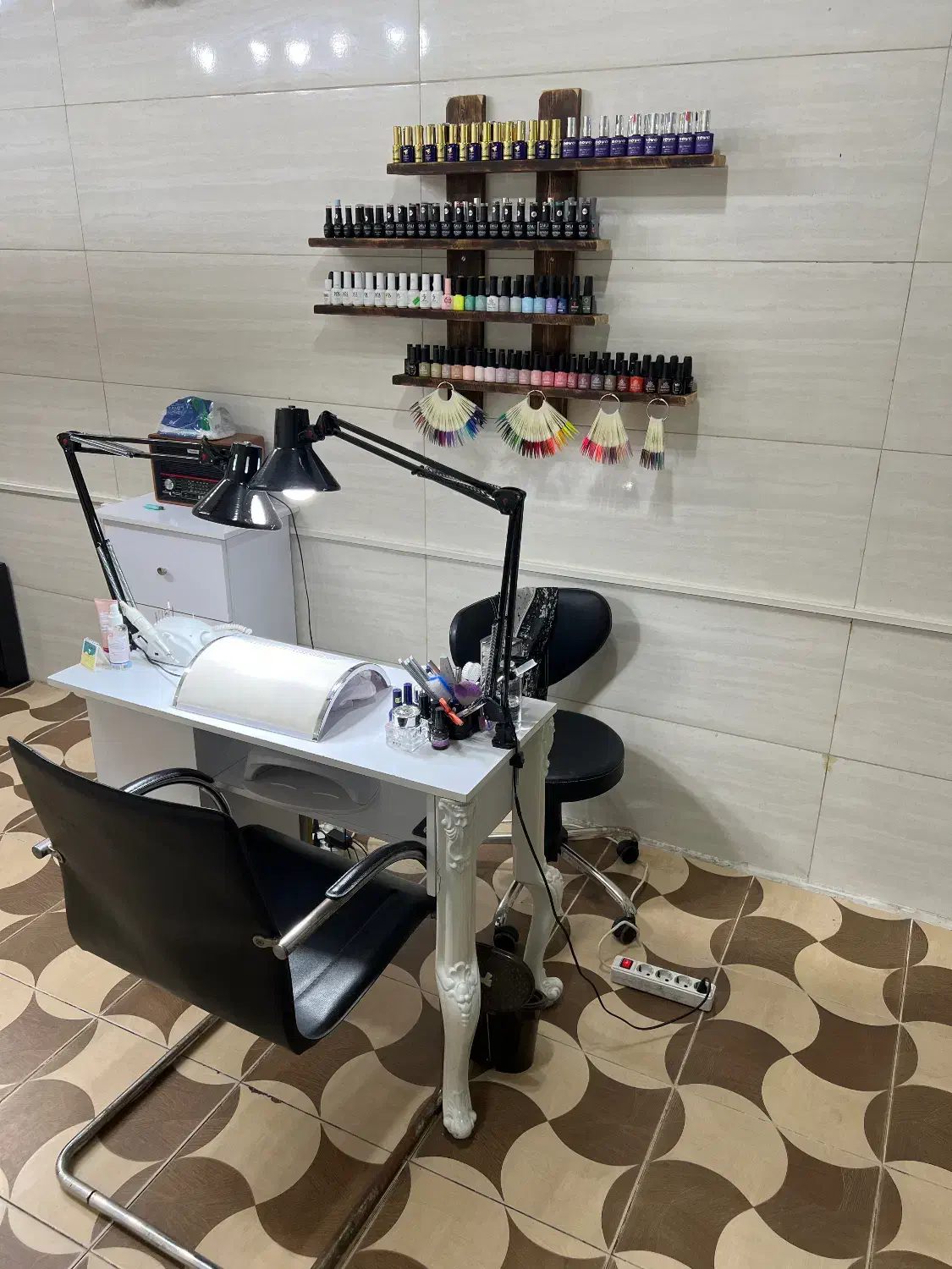 اجاره میز ناخن و تخت مژه در سالن زیبایی|خدمات آرایشگری و زیبایی|بندر انزلی, عباس آباد|دیوار