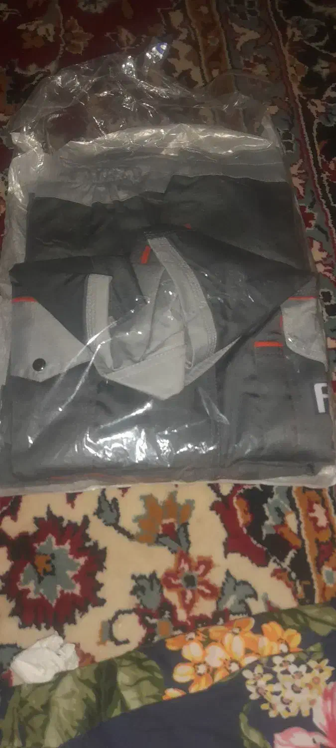 یک دست لباس کار طوسی نو هنوز باز نشده|لباس|مسجد سلیمان, |دیوار