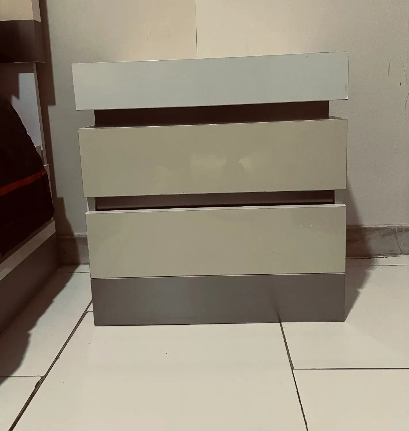 یک عدد پاتختی و صندلی آرایش|تخت و سرویس خواب|تهران, سلسبیل شمالی|دیوار