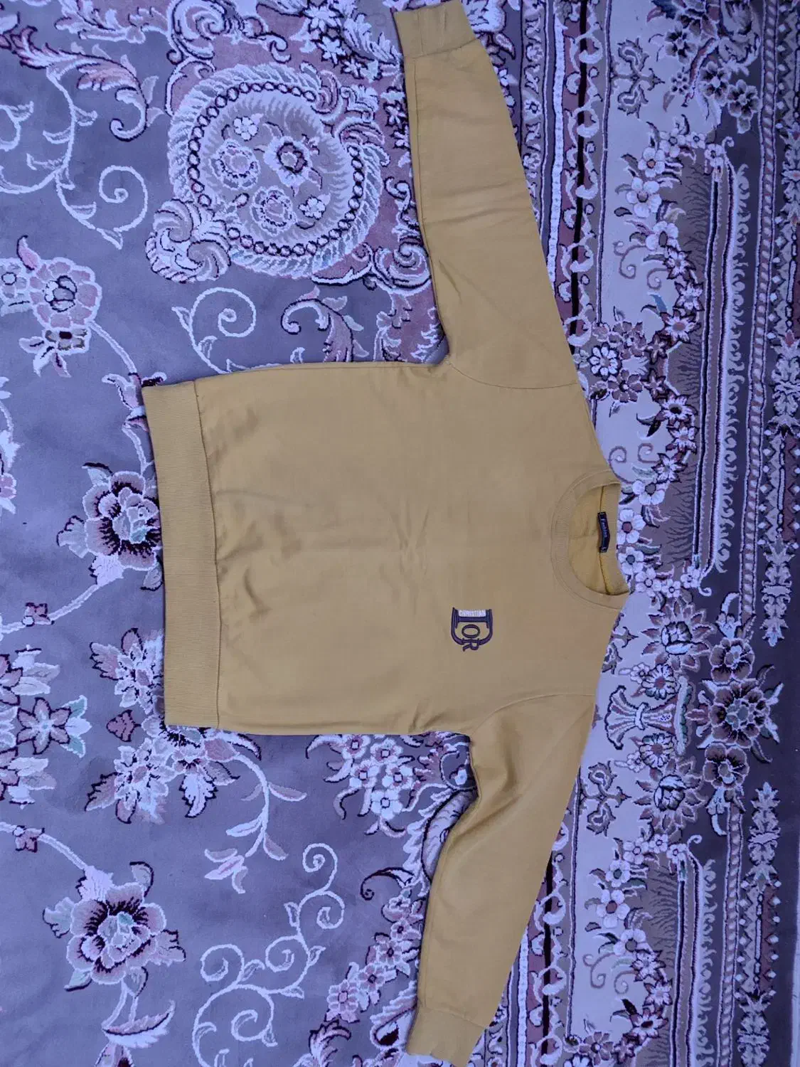 تعدادی لباس‌ پسرانه|لباس|میانه, |دیوار