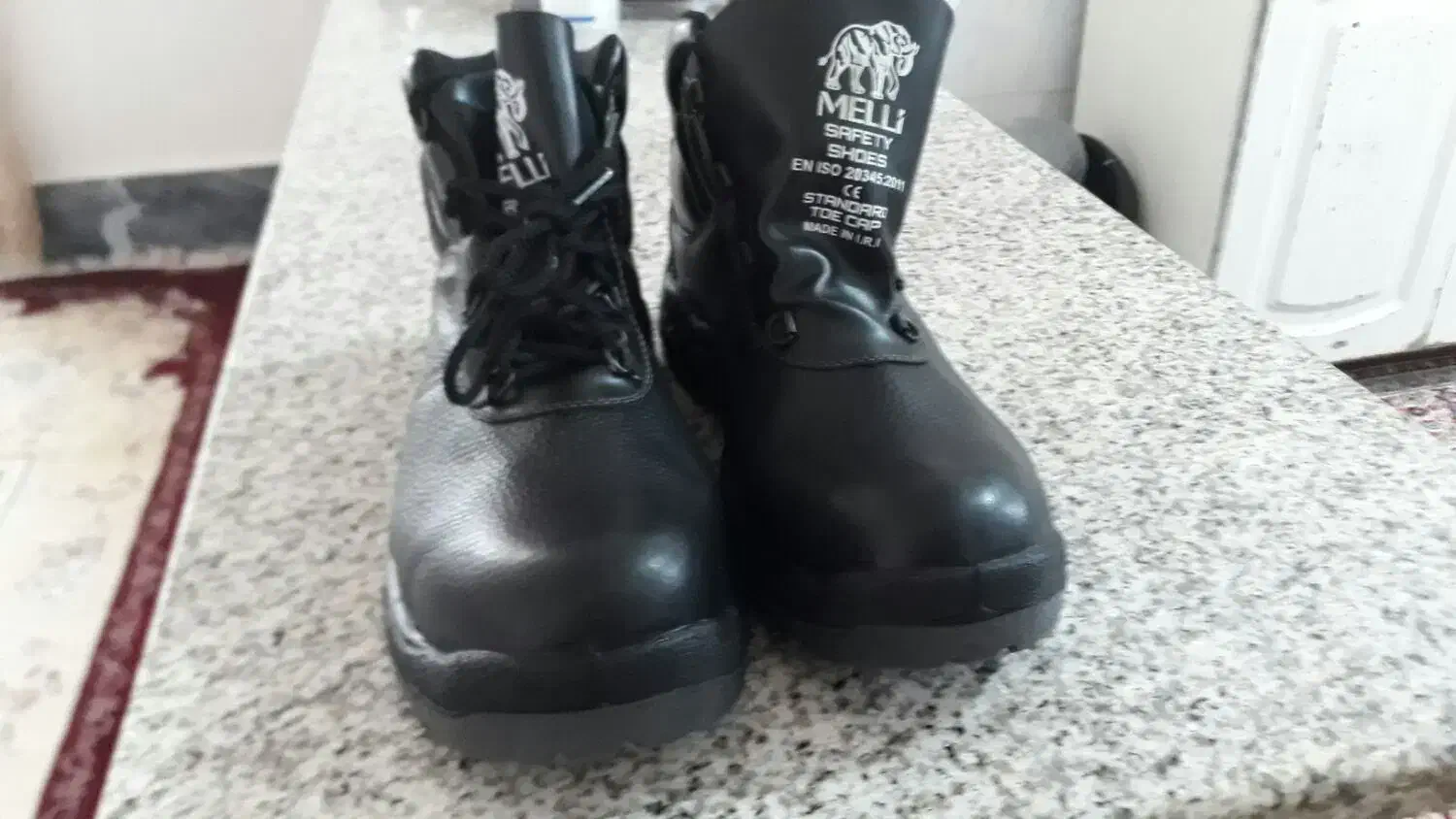 پوتین ایمنی|کیف، کفش، کمربند|مسجد سلیمان, |دیوار