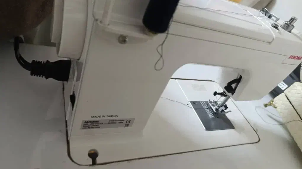 چرخ خیاطی ژانومه مدل۴۹۹mc تایوان با میز نو|چرخ خیاطی و ریسندگی|رشت, باهنر|دیوار