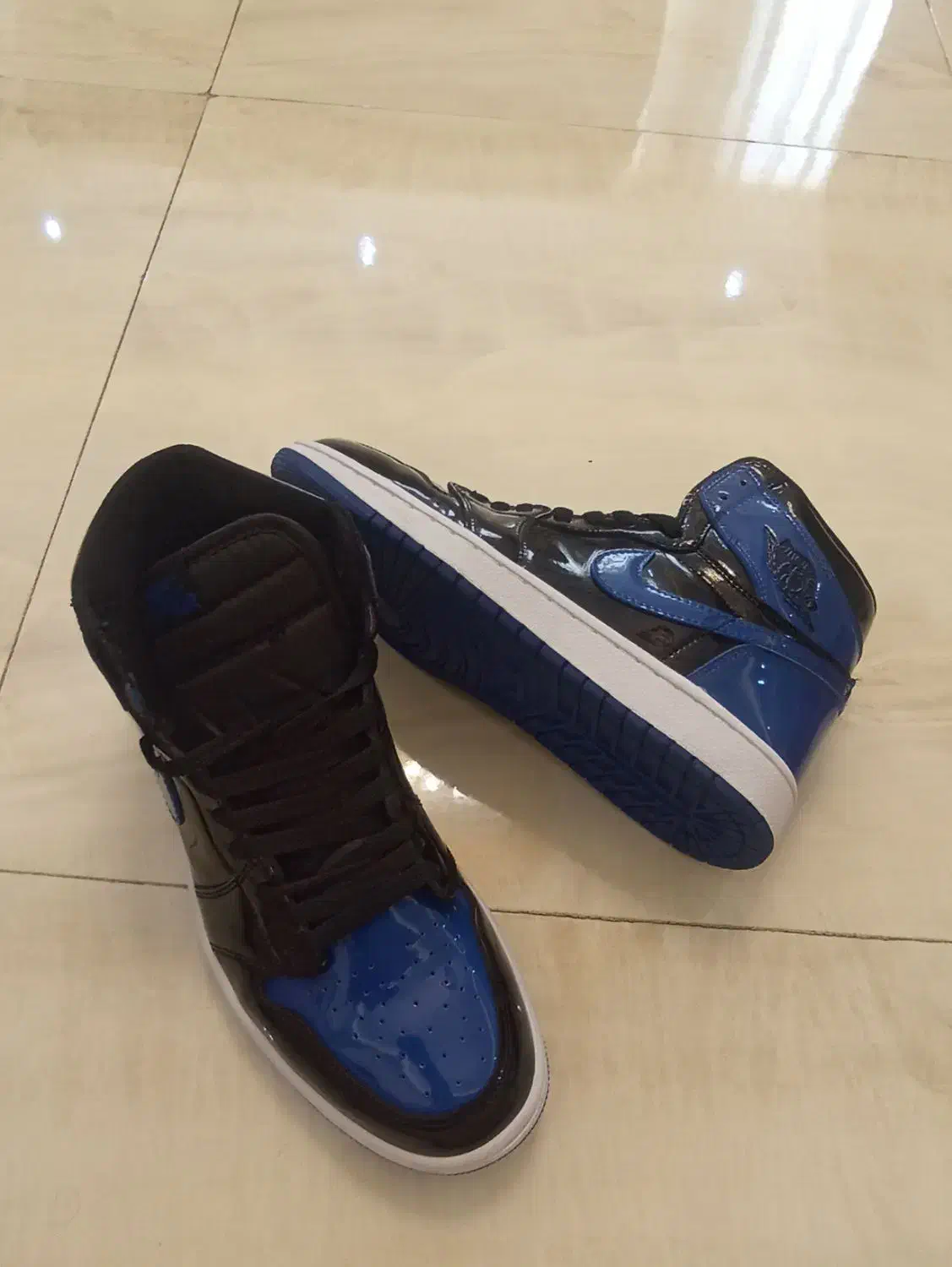 کتونی|کیف، کفش، کمربند|اندیشه, اندیشه فاز ۴|دیوار