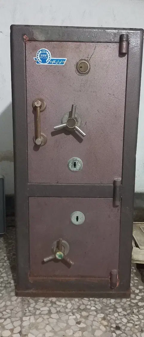 گاوصندوق|دفتر کار|لاهیجان, بازکیاگوراب|دیوار