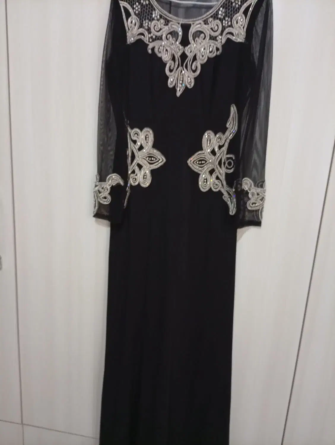 تعدادی لباس|لباس|ماسال, |دیوار