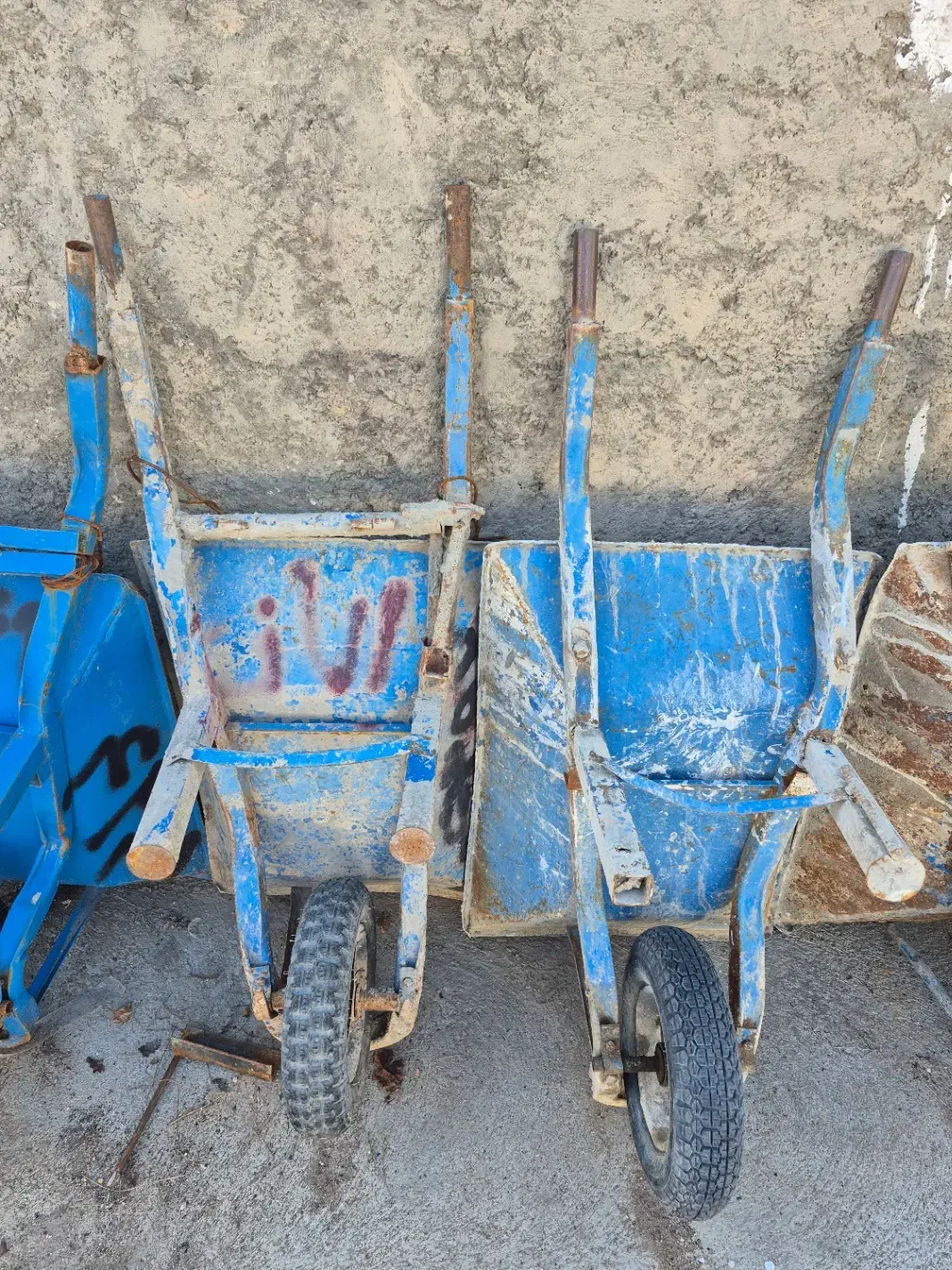 فرغون سالم|ابزارآلات|ابریشم, |دیوار