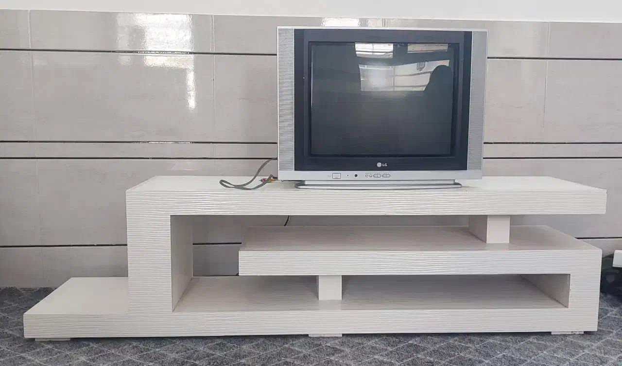 فروش میز و تلویزیون 24 اینچ lg|تلویزیون و پروژکتور|لار, |دیوار