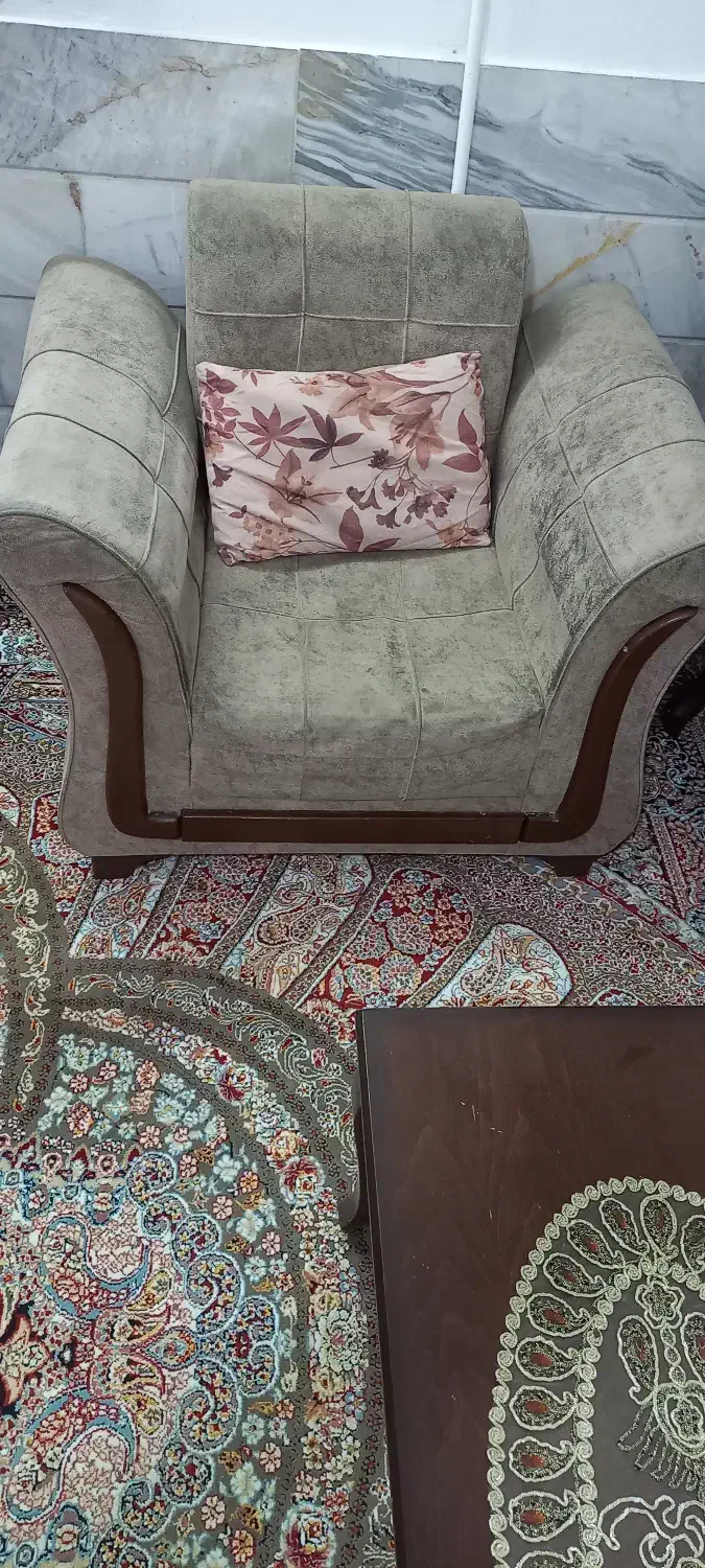 مبل ۷ نفره همراه با ۳ تا جلو مبلی تمیز و سالم|مبلمان خانگی و میز عسلی|شیروان (خراسان), |دیوار
