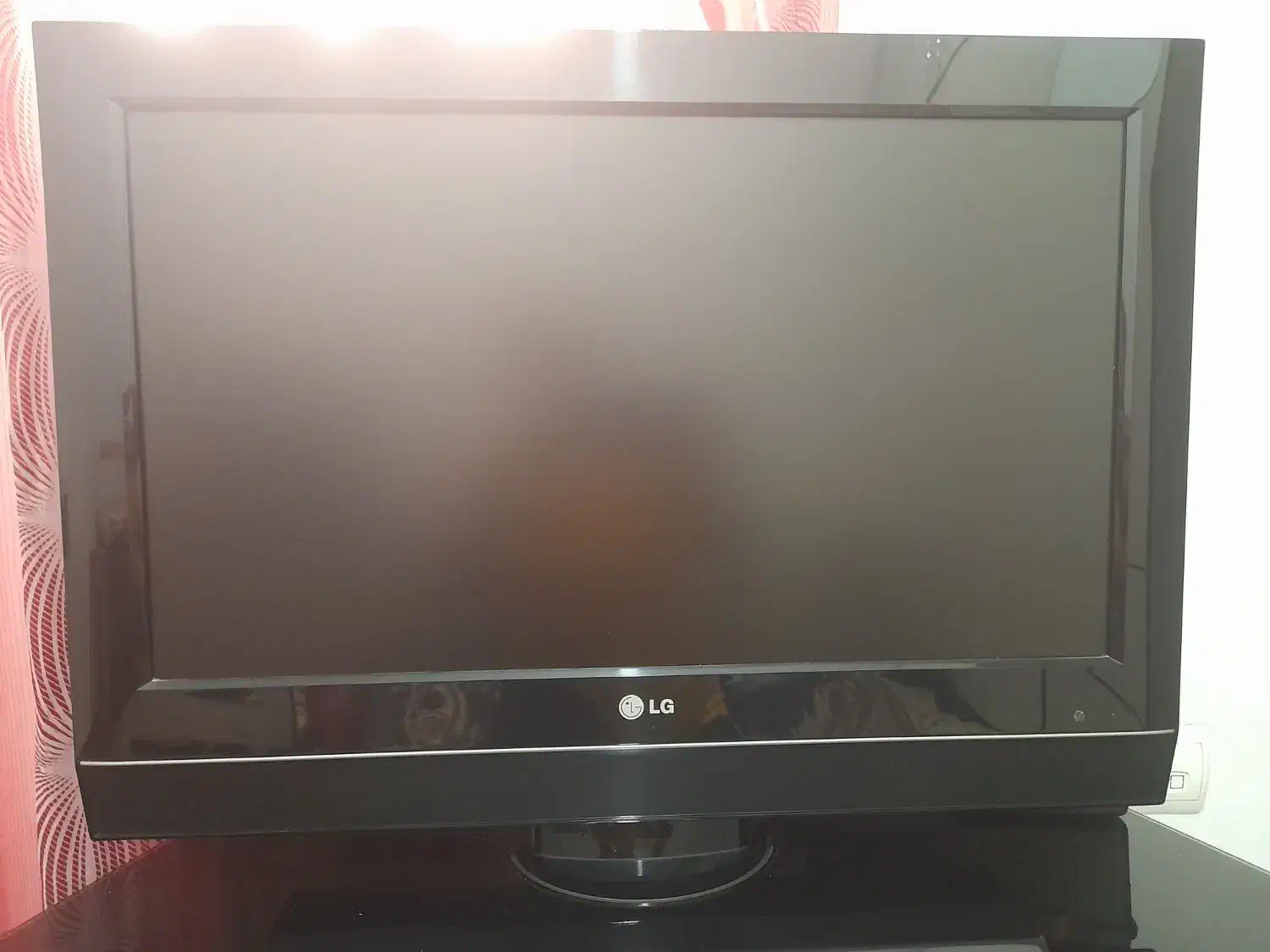تلویزیون ال سی دی ۲۶ اینچ به همراه میز|تلویزیون و پروژکتور|تهران, کیانشهر|دیوار