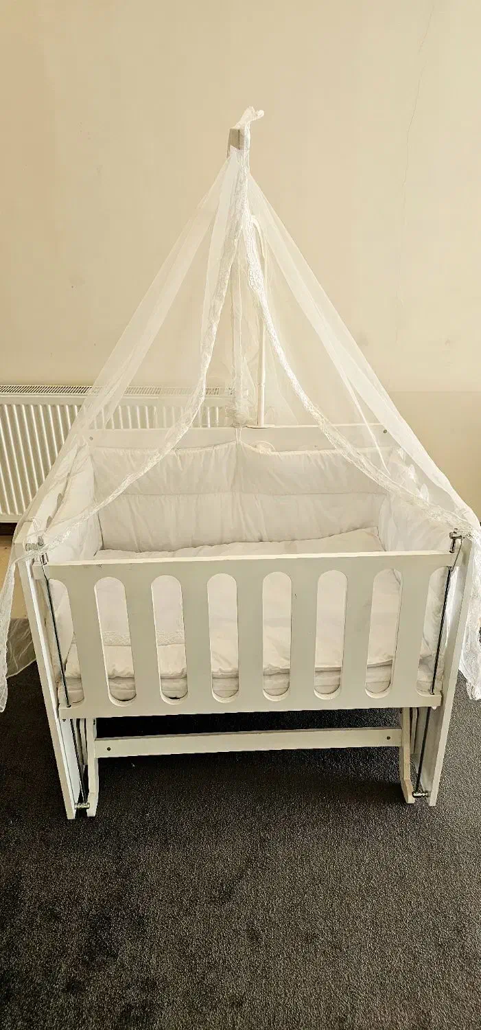 گهواره نوزاد کنار تخت مادر،|تخت و صندلی بچه|فردیس, شهرک راه آهن|دیوار