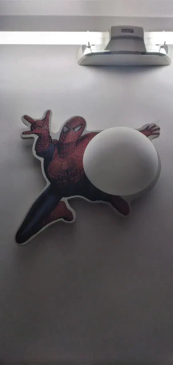 شب خواب مرد عنکبوتی|چراغ خواب و آباژور|قم, وادی السلام|دیوار