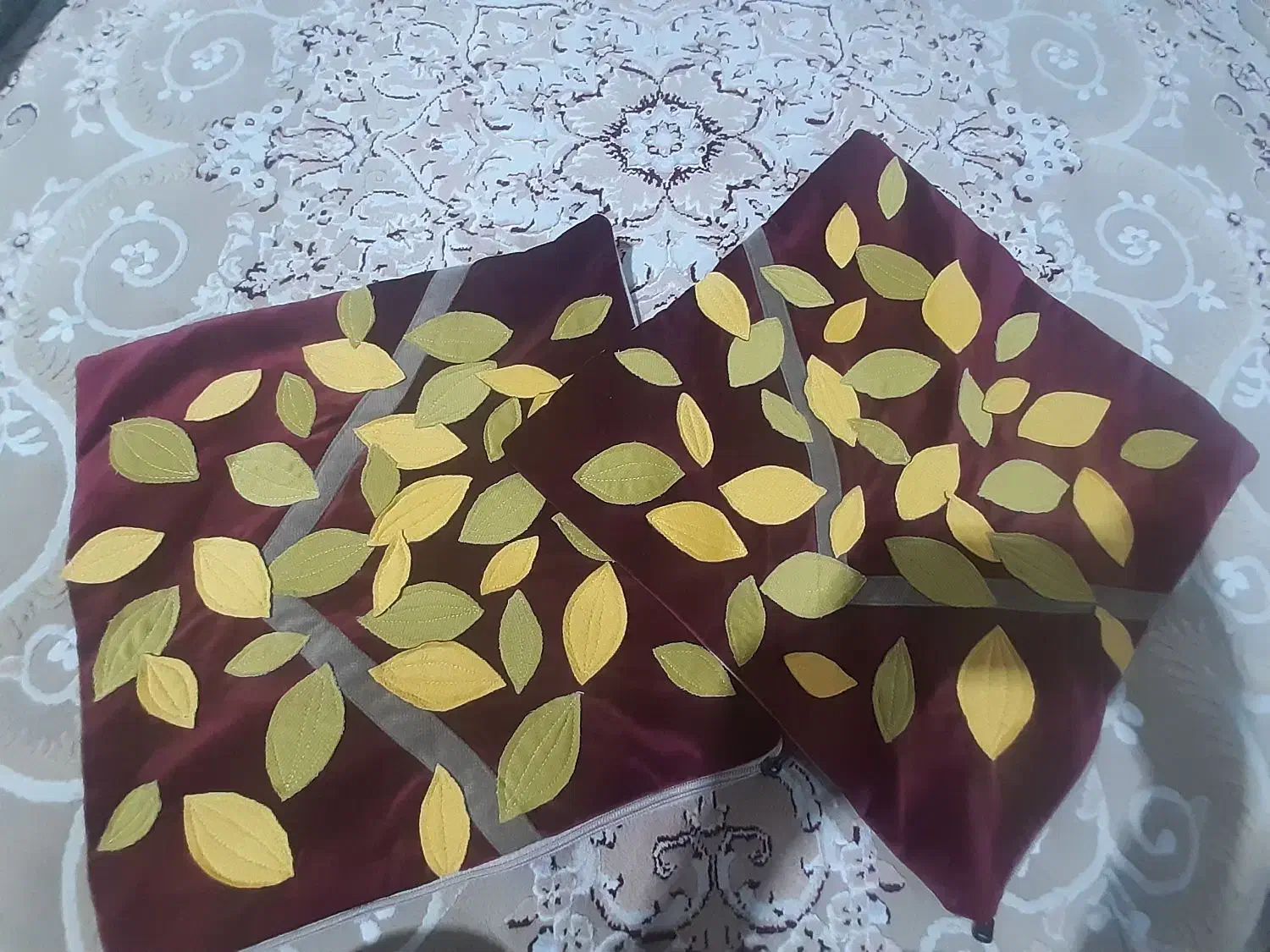 لباس نو و کوسن رو مبلی|لباس|شوط, |دیوار