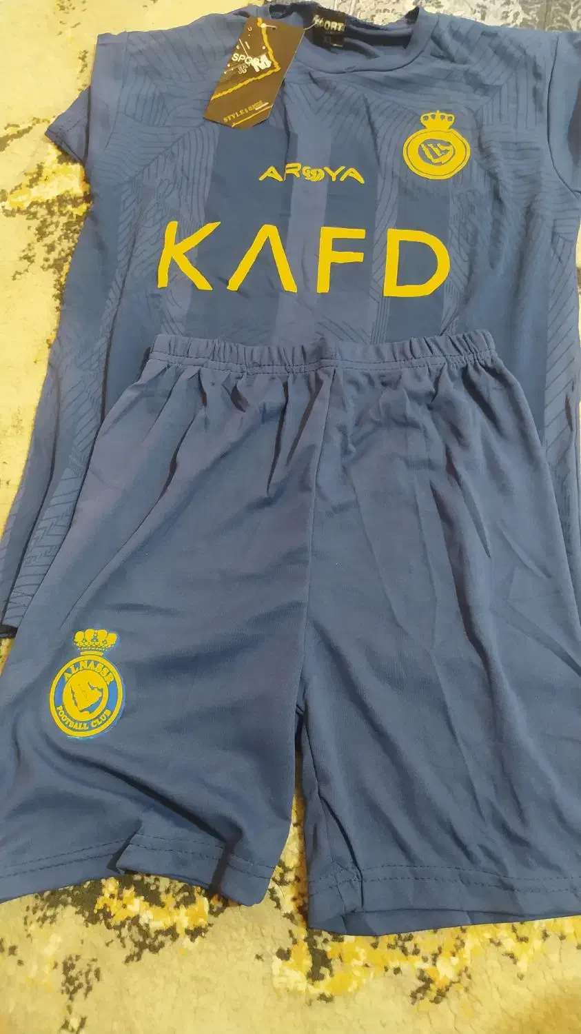 یک عدد کفش ودوعددلباس ورزشی پسرانه نوبفروش میرسد|کفش و لباس بچه|بندر امام خمینی, |دیوار