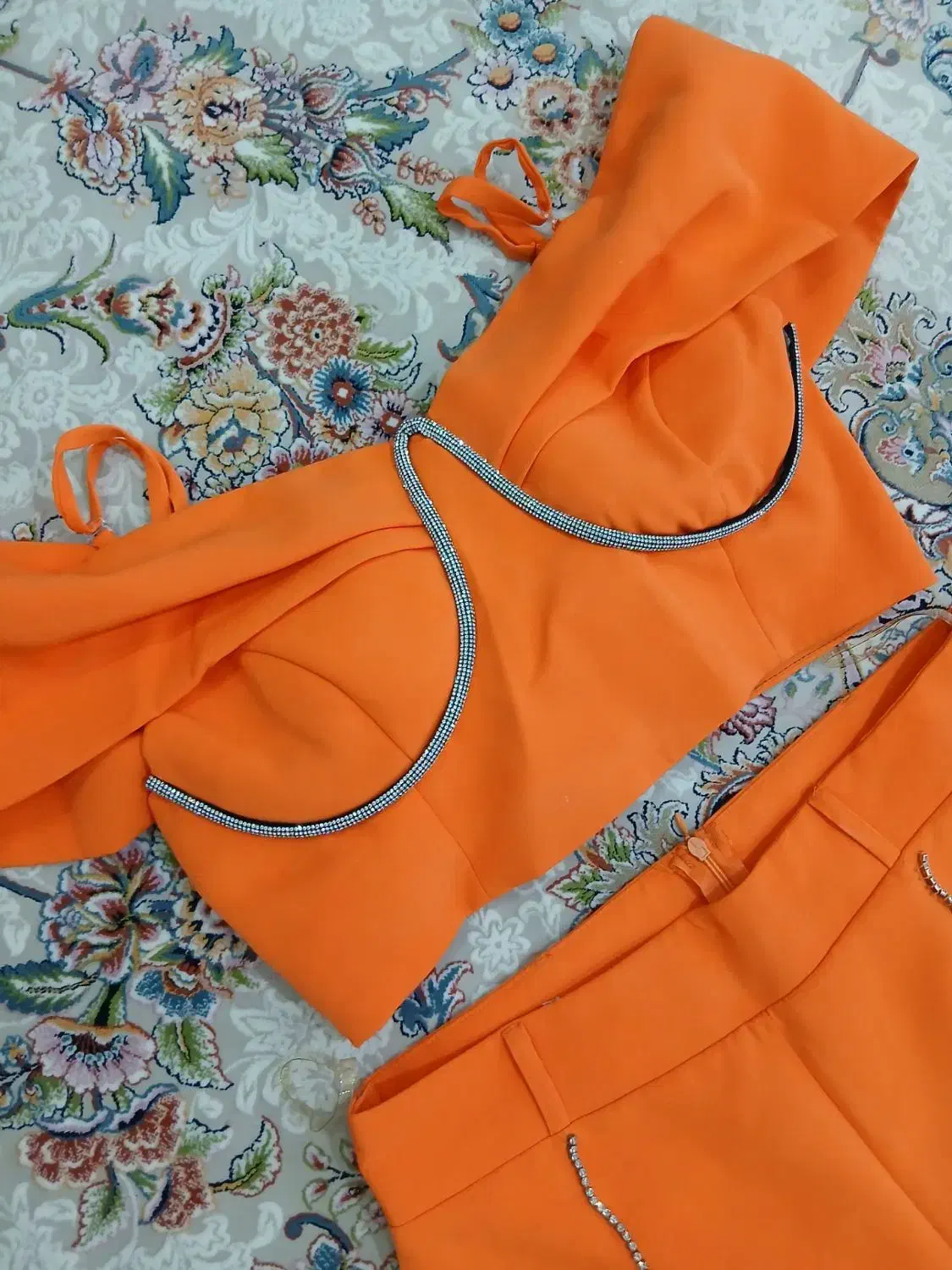 لباس نارنجی|لباس|نسیم‌شهر, |دیوار