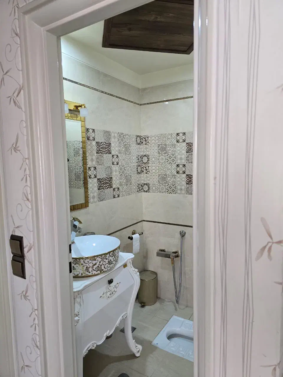 ۷۰ متر برج مجلل رویال کلاسیک، سوسن آبادی