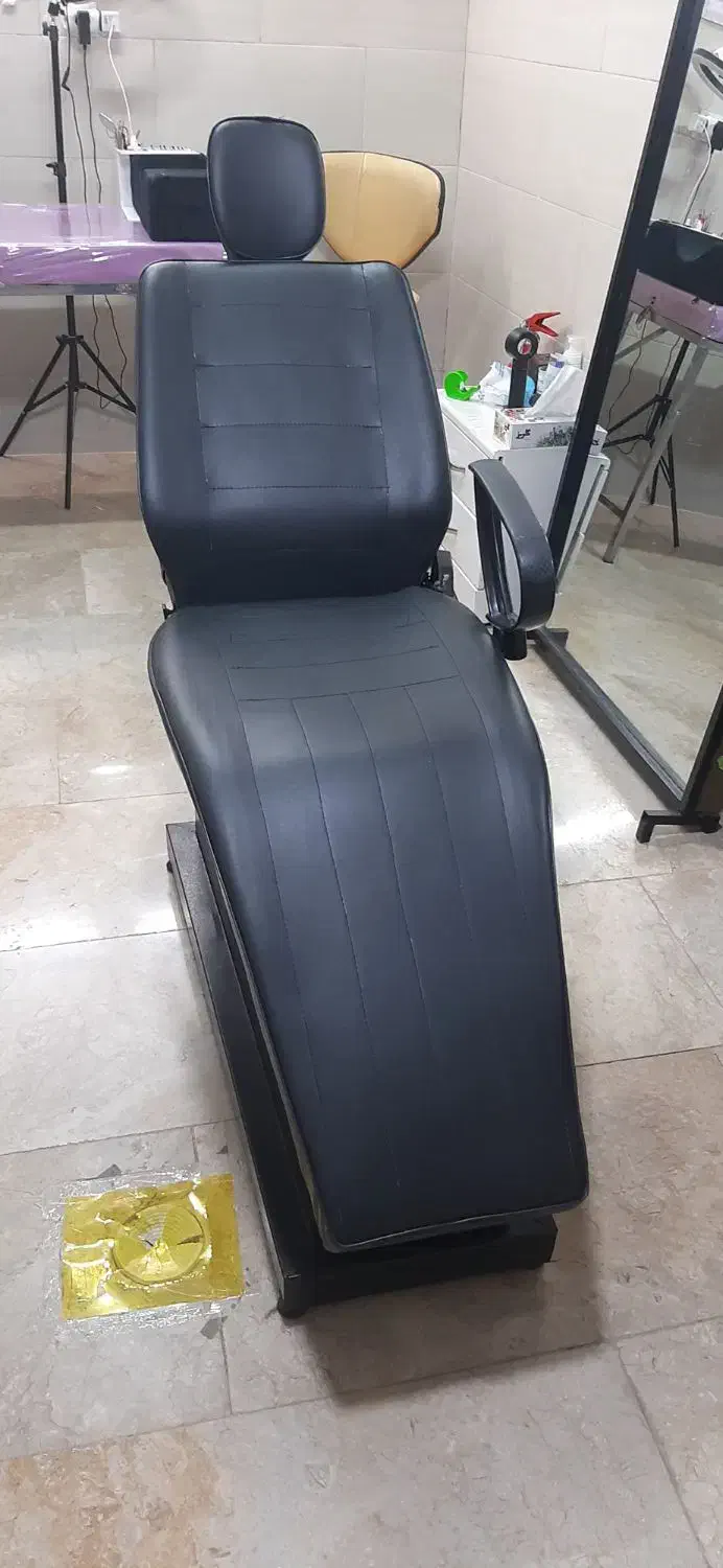 صندلی اصلاح وتخت ماساژ یا مژه|آرایشگاه و سالن‌های زیبایی|گلبهار, شهر جدید گلبهار|دیوار