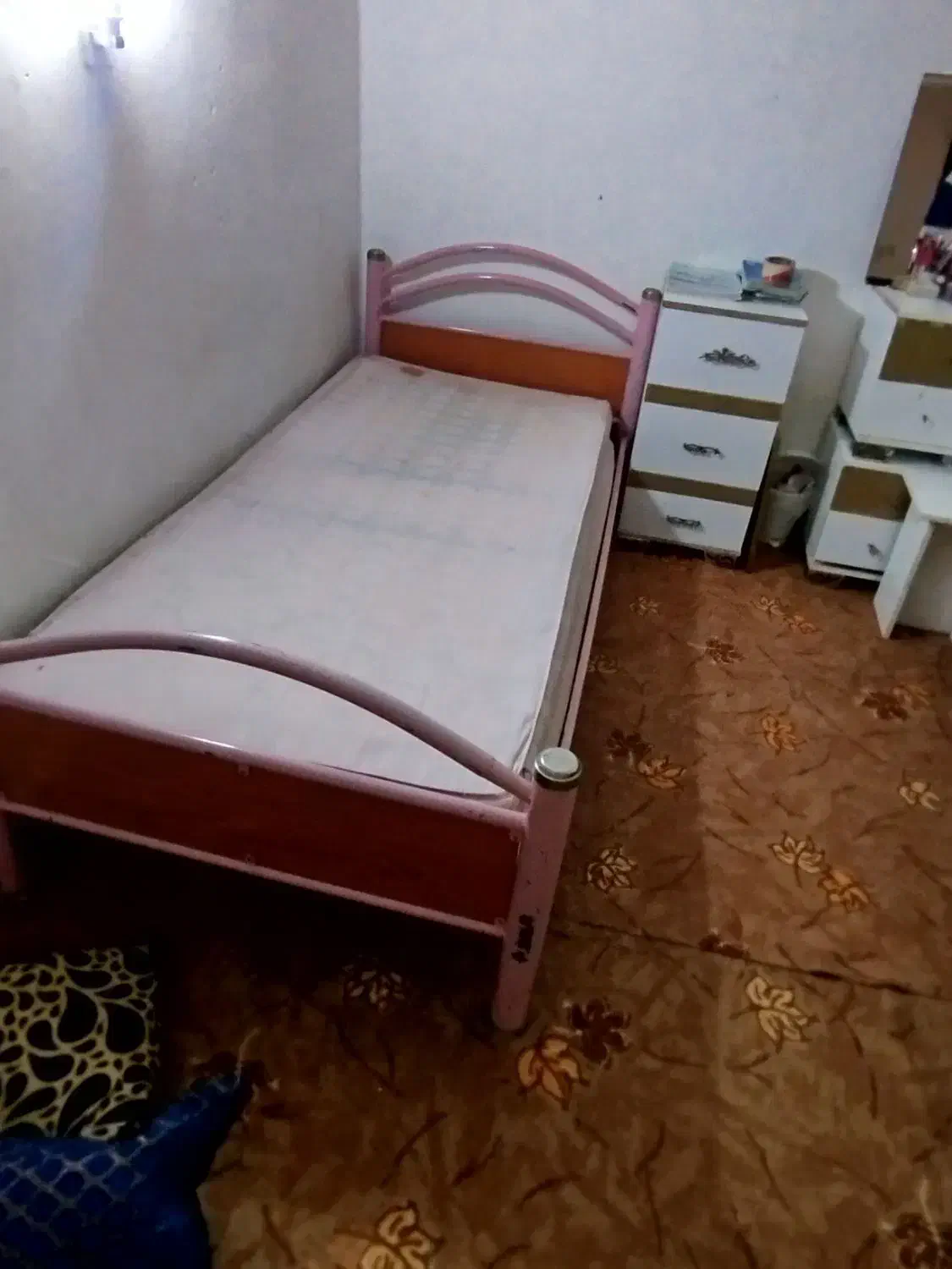 با سلام  تخت خواب یک نفر  بدونه دوشک فروشی|تشک تختخواب|اندیمشک, |دیوار