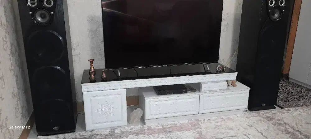 میز تلوزیون و یک عدد ویترین در حد خیلی نو|میز تلویزیون|تهران, آبشار تهران (دریاچه)|دیوار