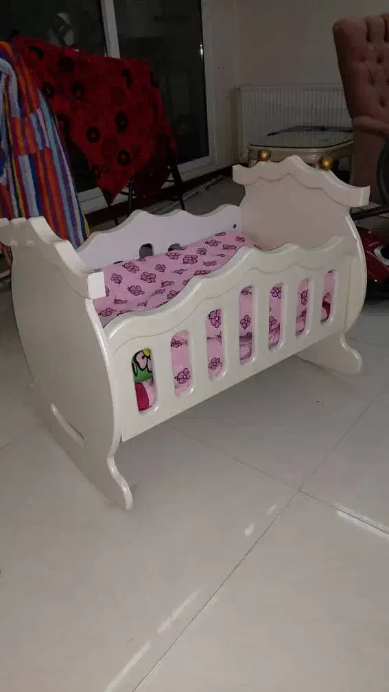 تخت نوزاد در حد نو|تخت و صندلی بچه|شاهین‌شهر, عطار|دیوار