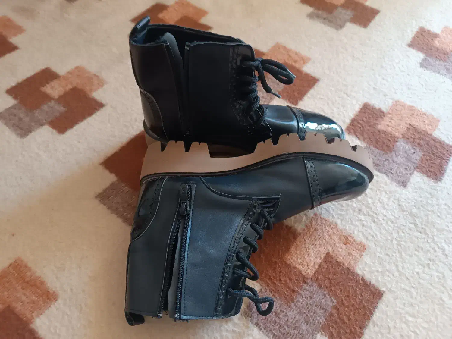 پوتین زنانه و مردانه|کیف، کفش، کمربند|صدرا-فارس, فاز ۱|دیوار