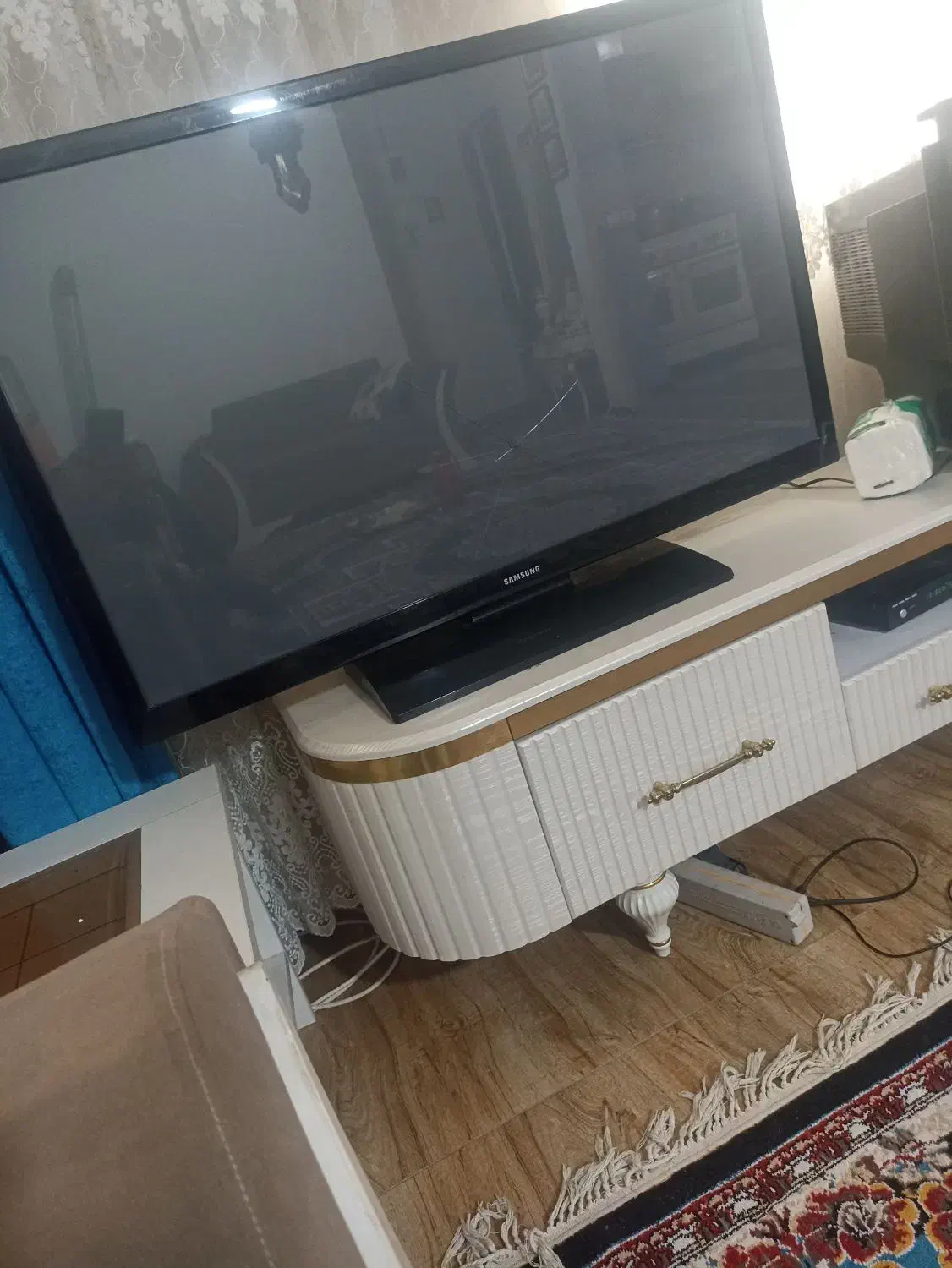 تلویزیون شکسته|تلویزیون و پروژکتور|چهارباغ, |دیوار