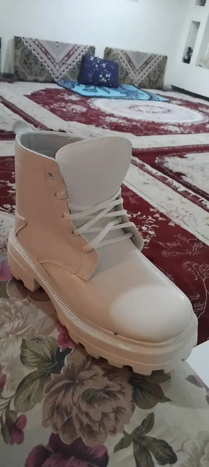 نیم بوت دخترانه سایز۴۰ رنگ سفید|کیف، کفش، کمربند|ماهدشت, |دیوار