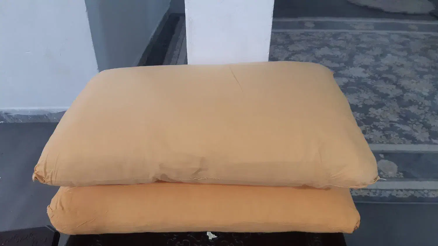 پشتی و بالشت|رختخواب، بالش، پتو|بومهن, |دیوار