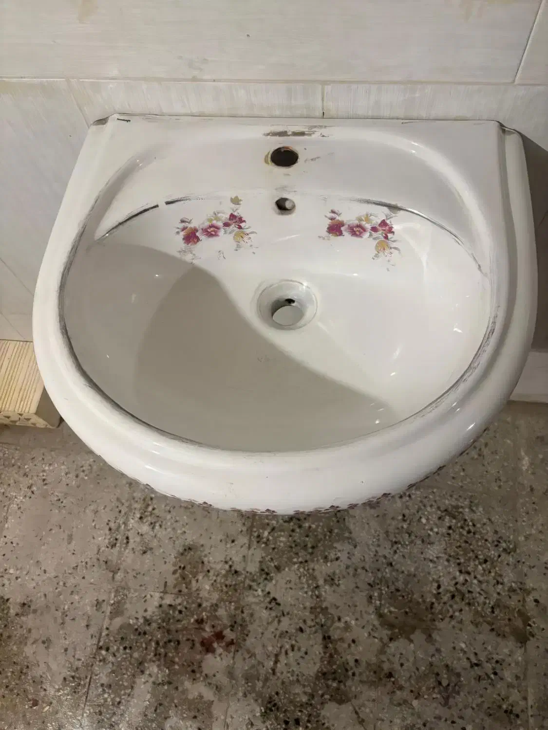 روشویی کارکرده بدون شکستگی|لوازم سرویس بهداشتی|سیرجان, |دیوار