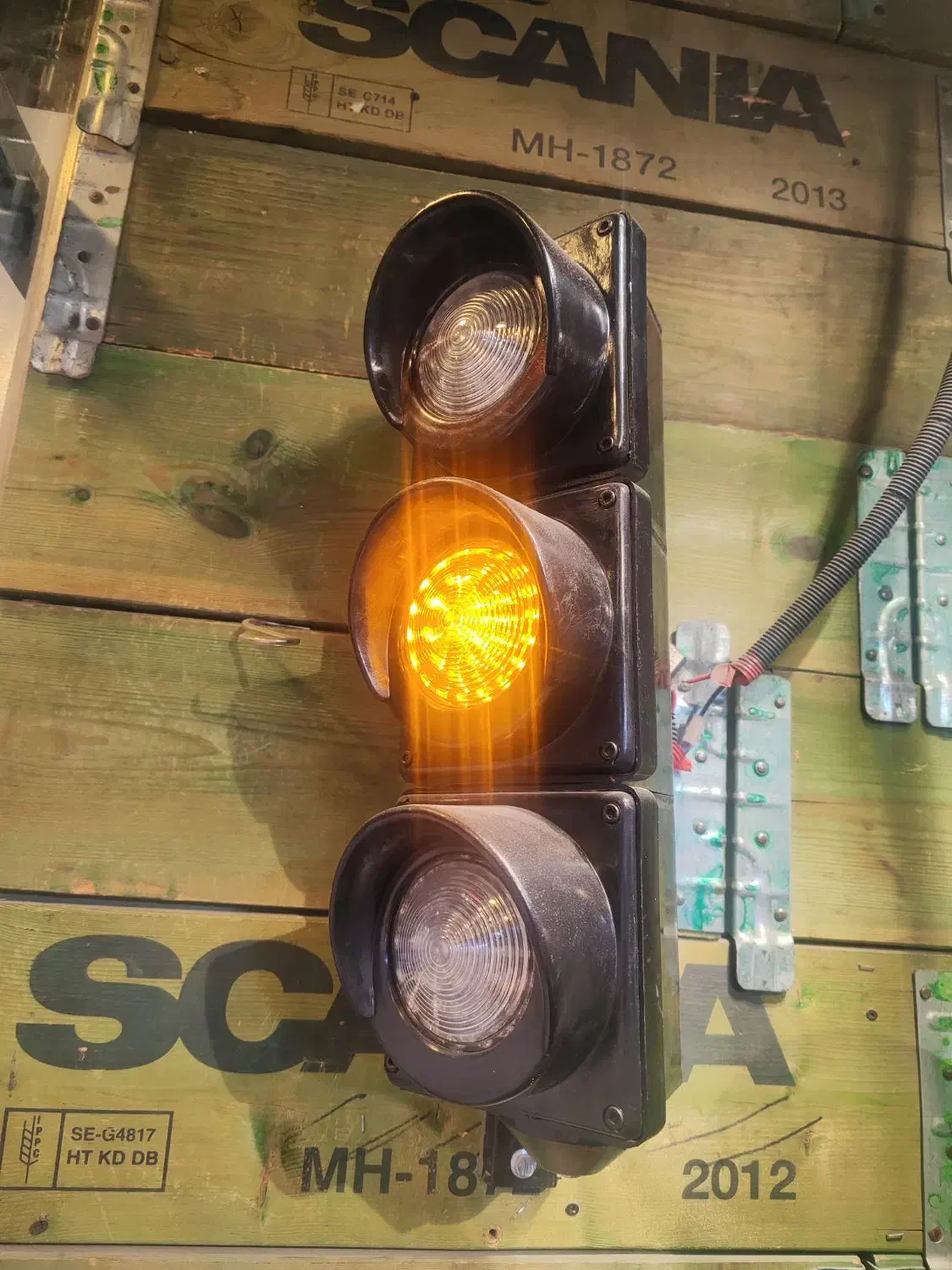 چراغ راهنمایی|ریسه و چراغ تزئینی|قدس, شهر‌قدس|دیوار