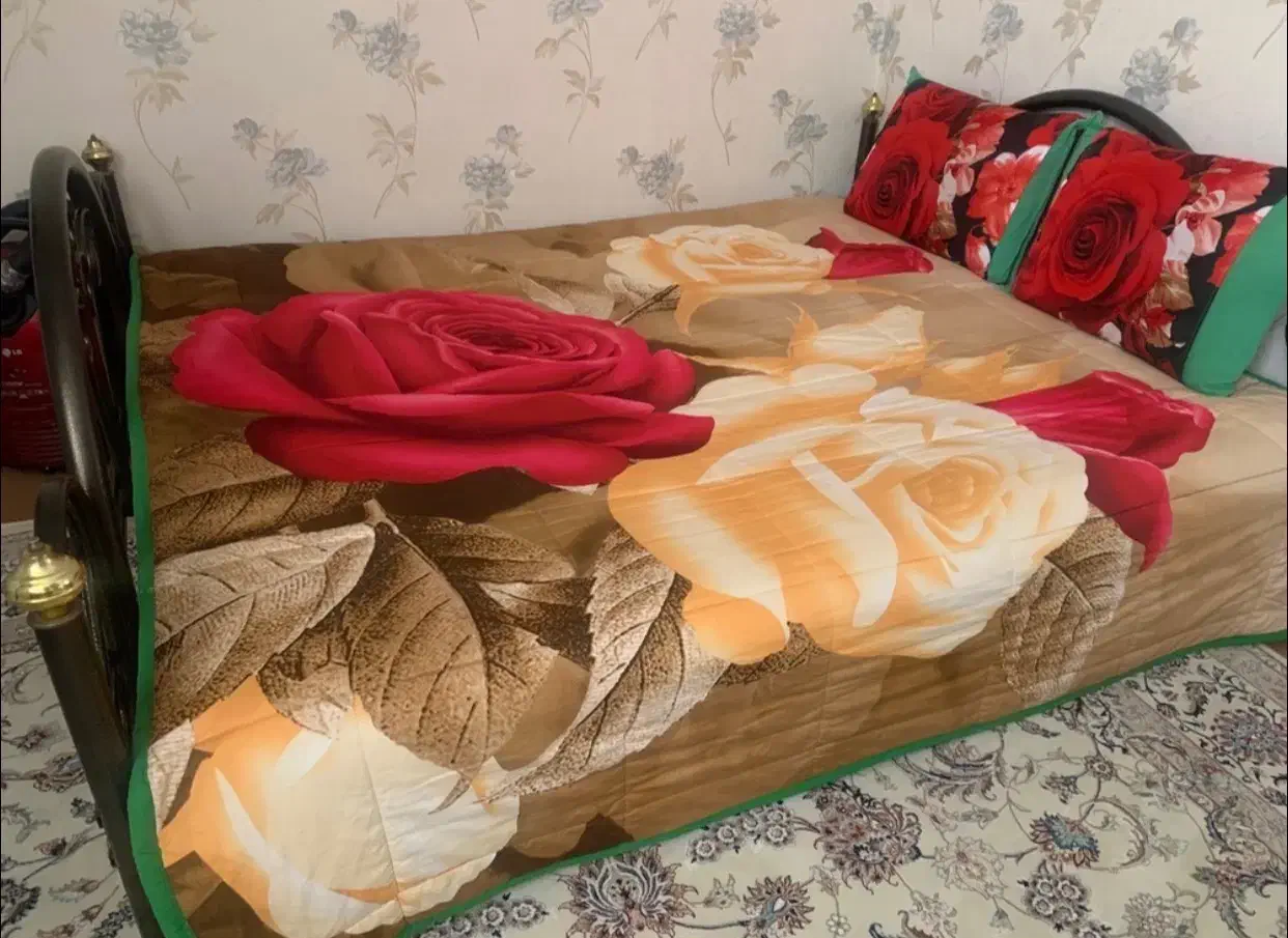 تخت خواب دو نفره همراه با روتختی و بالشت و تشک|تخت و سرویس خواب|نیشابور, شهرک بسیج|دیوار