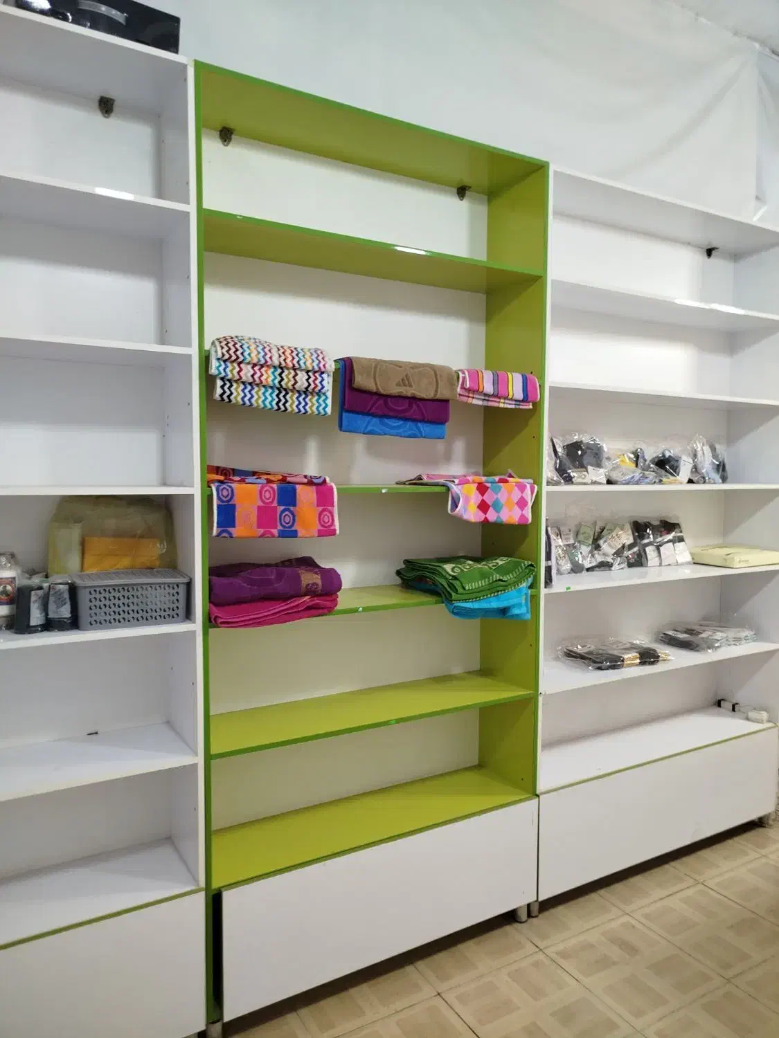 وسایل فروشگاه پوشاک بصورت یکجا|فروشگاه و مغازه|خرم‌آباد, |دیوار