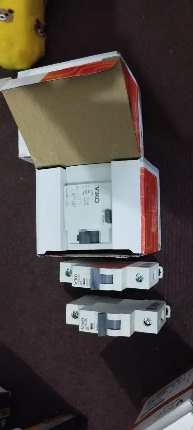 پریز برق کلید چراغ ها و محافظ سه فاز و چراغ|لامپ و چراغ|سلماس, |دیوار