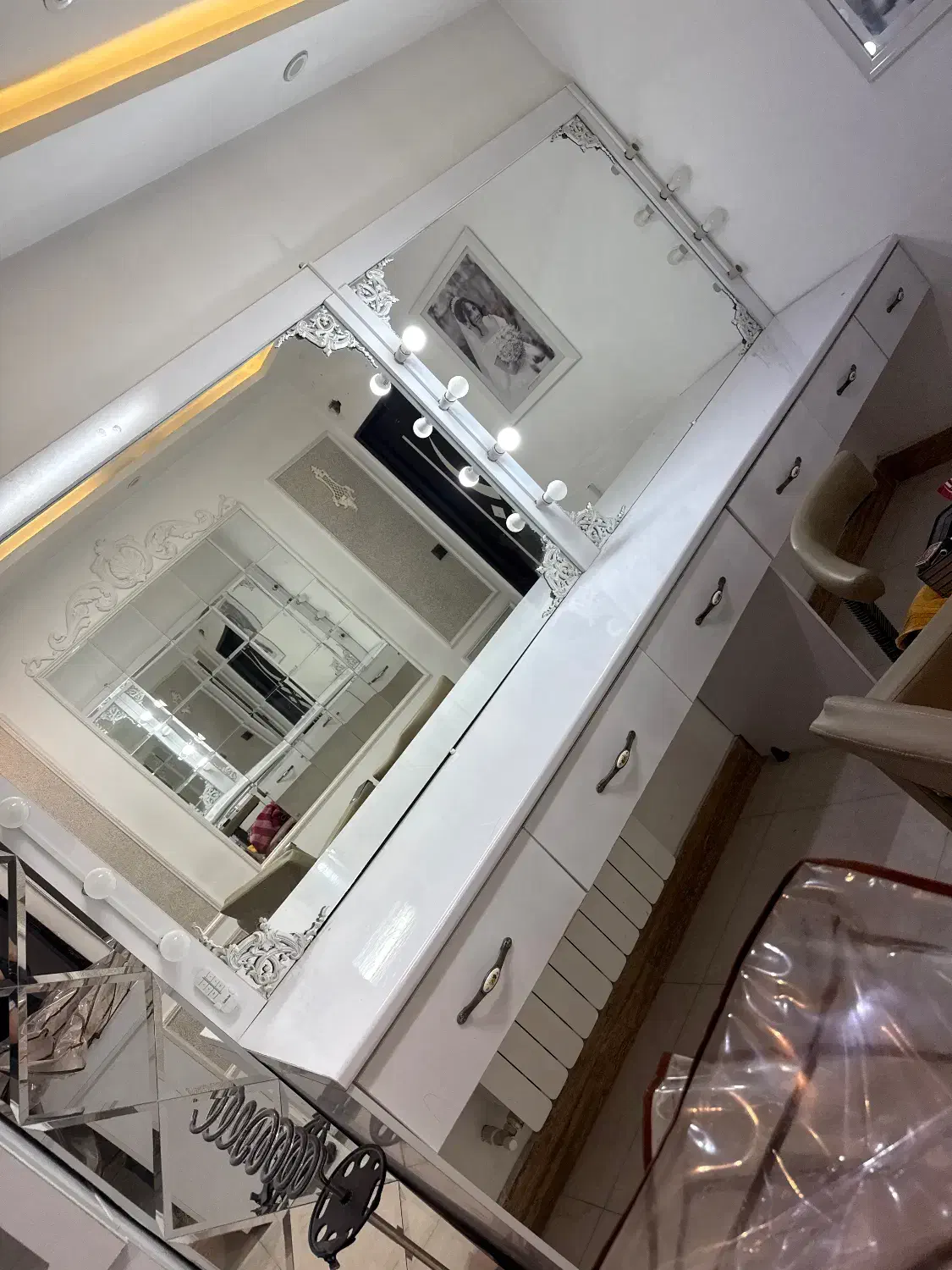 آینه میکاپ و شینیون|مبلمان خانگی و میز عسلی|لشت نشا, |دیوار