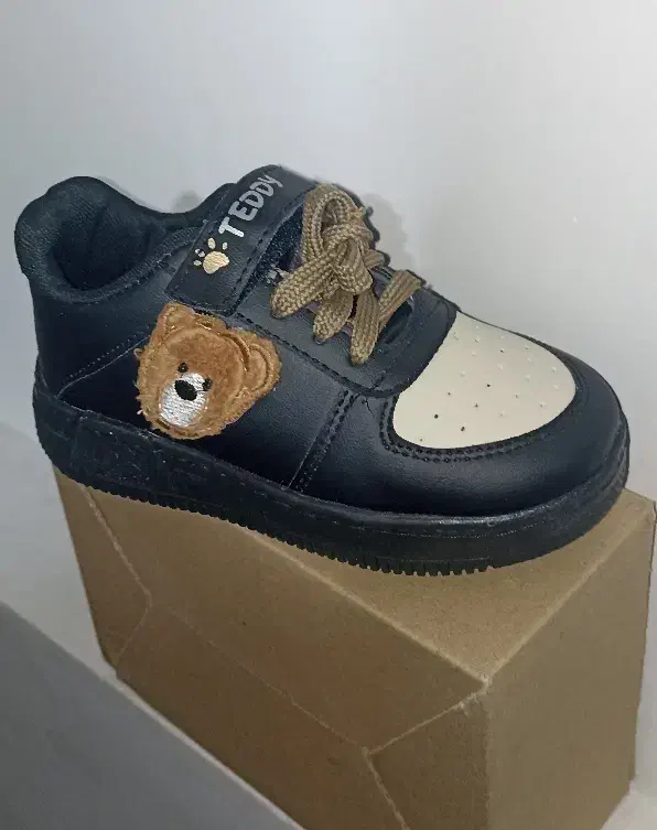 کفش تدی|کیف، کفش، کمربند|صائین قلعه, |دیوار