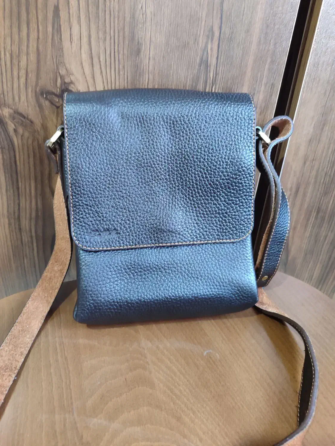 کیف بوفالو|کیف، کفش، کمربند|اصفهان, خانه اصفهان|دیوار