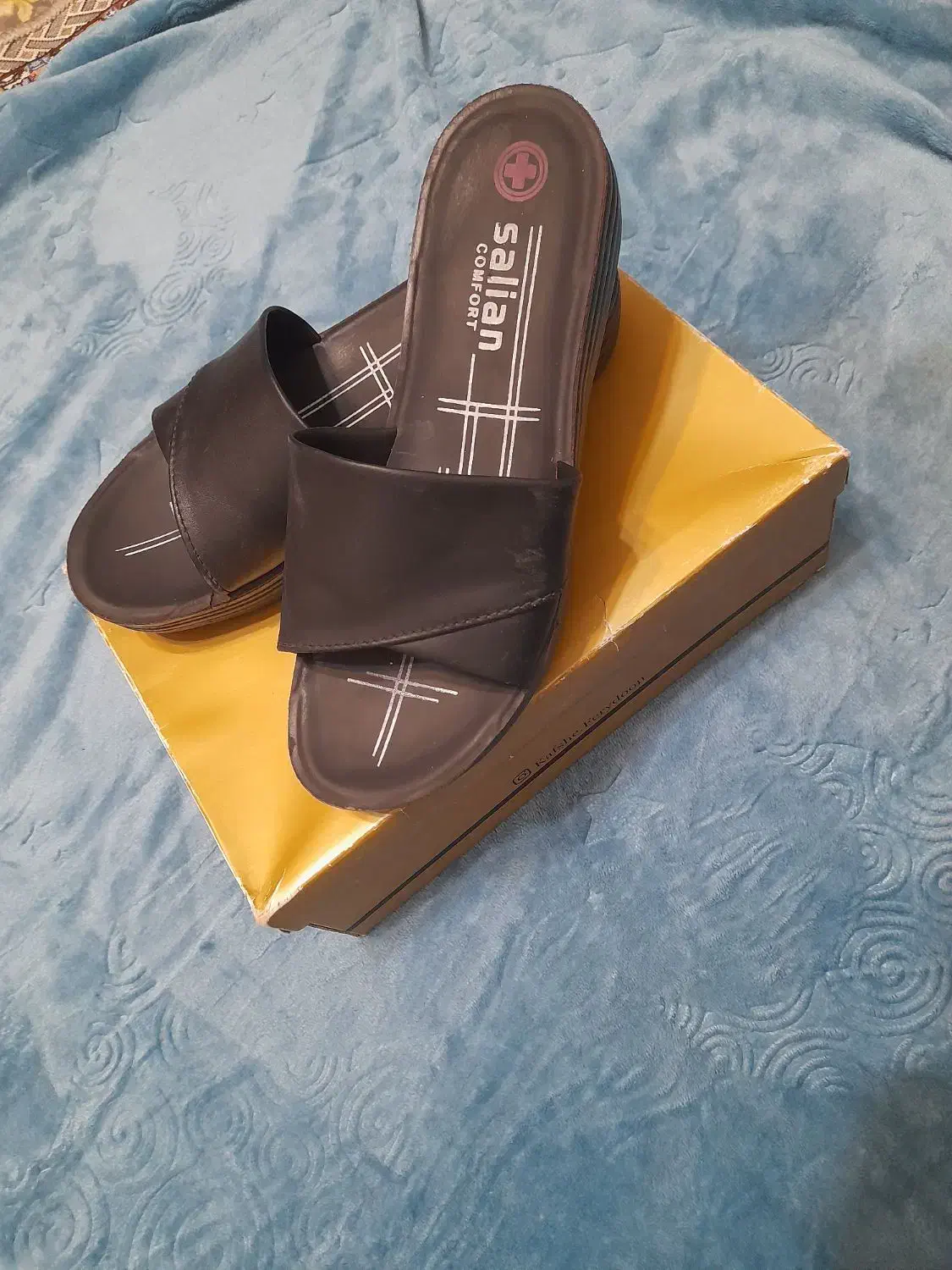 تعدادی صندل مجلسی|کیف، کفش، کمربند|شیراز, بریجستون|دیوار