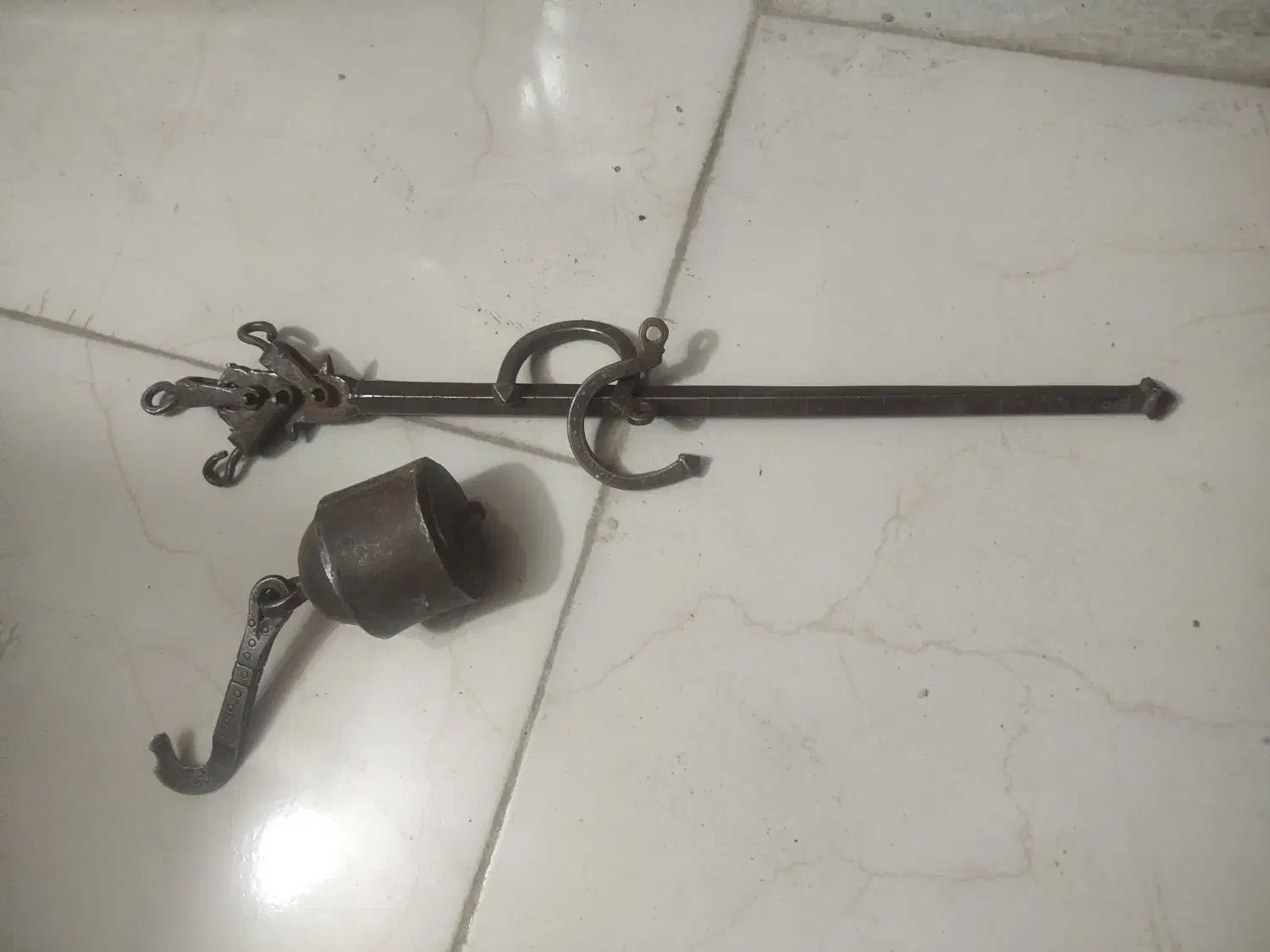 قپان قدیمی|کلکسیون اشیاء عتیقه|یزد, |دیوار