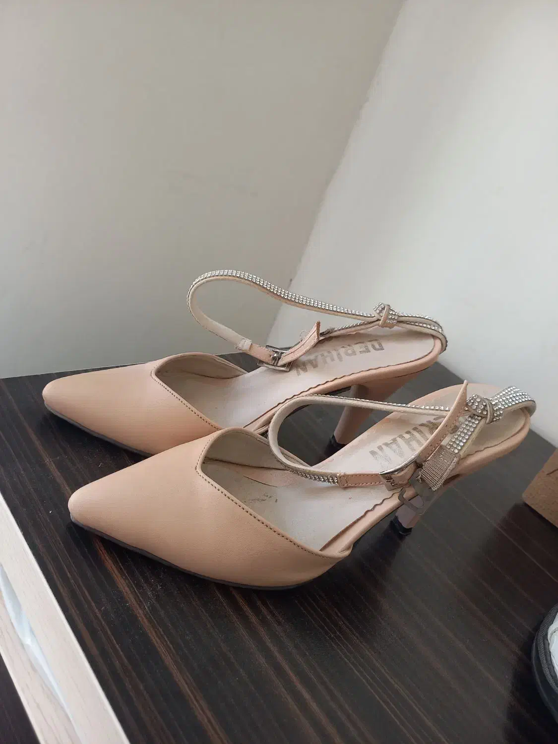 کفش مجلسی|کیف، کفش، کمربند|پرند, فاز ۶|دیوار