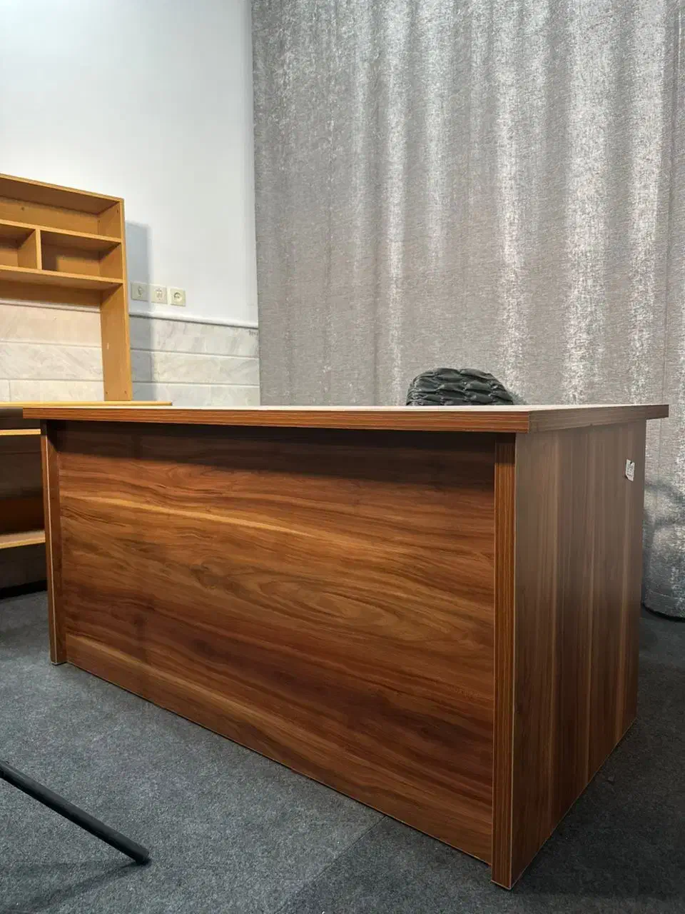 میز اداری ، موکت ، بخاری ، تخته وایت ، پرده زبرا|دفتر کار|قم, باجک یک|دیوار