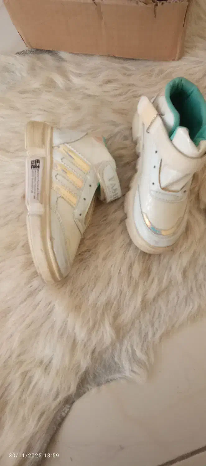 کفش|کفش و لباس بچه|رودهن, |دیوار