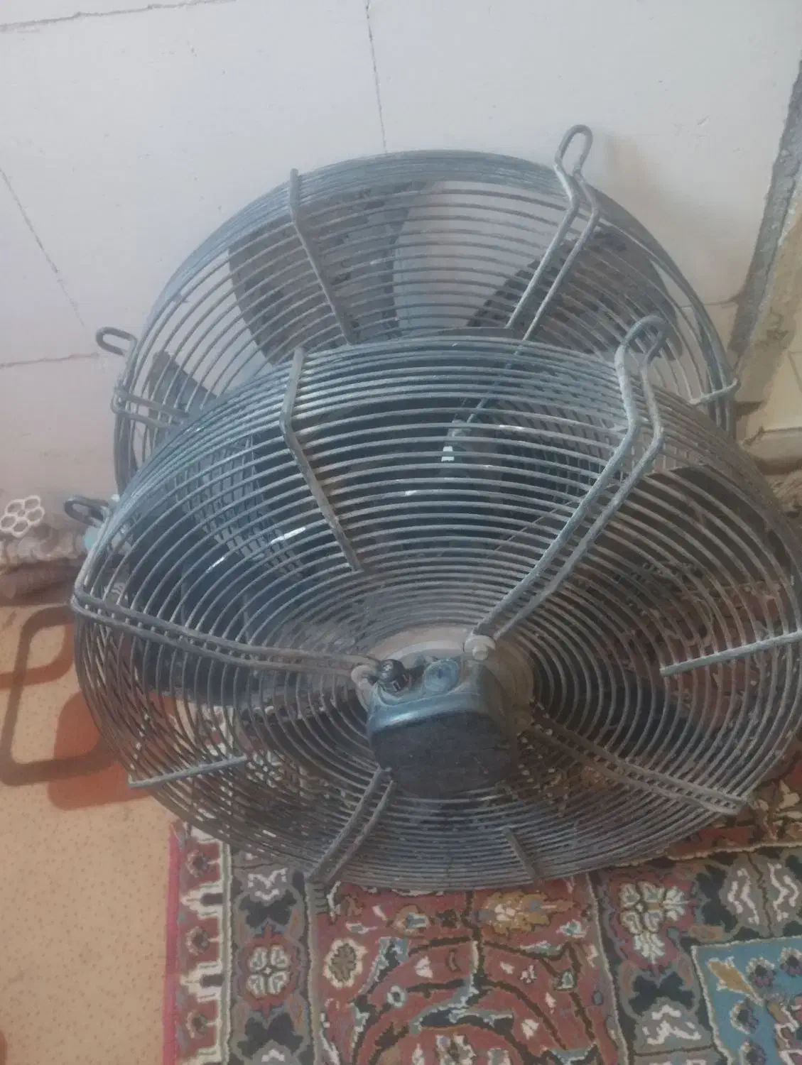 دو عدد فن بزرگ|پنکه و تصفیه‌کنندهٔ هوا|بردسیر, |دیوار