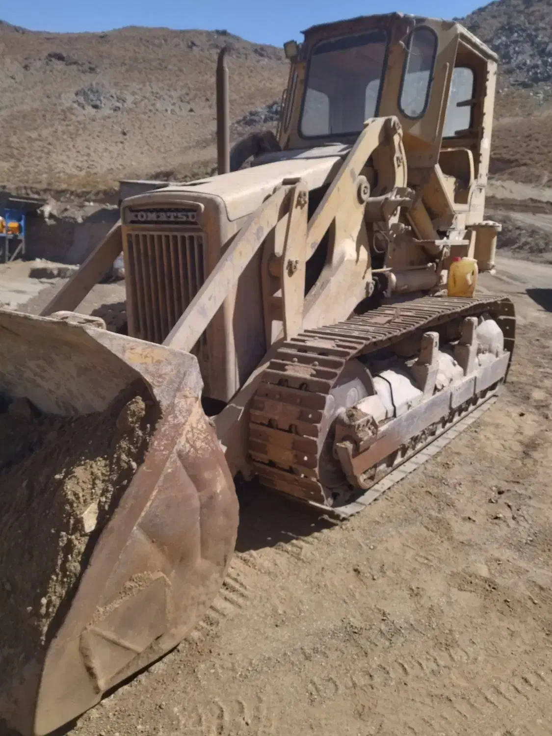 لودر زنجیری کوماتسو 60اجرای پروژه های عمرانی|خدمات پیشه و مهارت|تربت‌حیدریه, کاشانی|دیوار