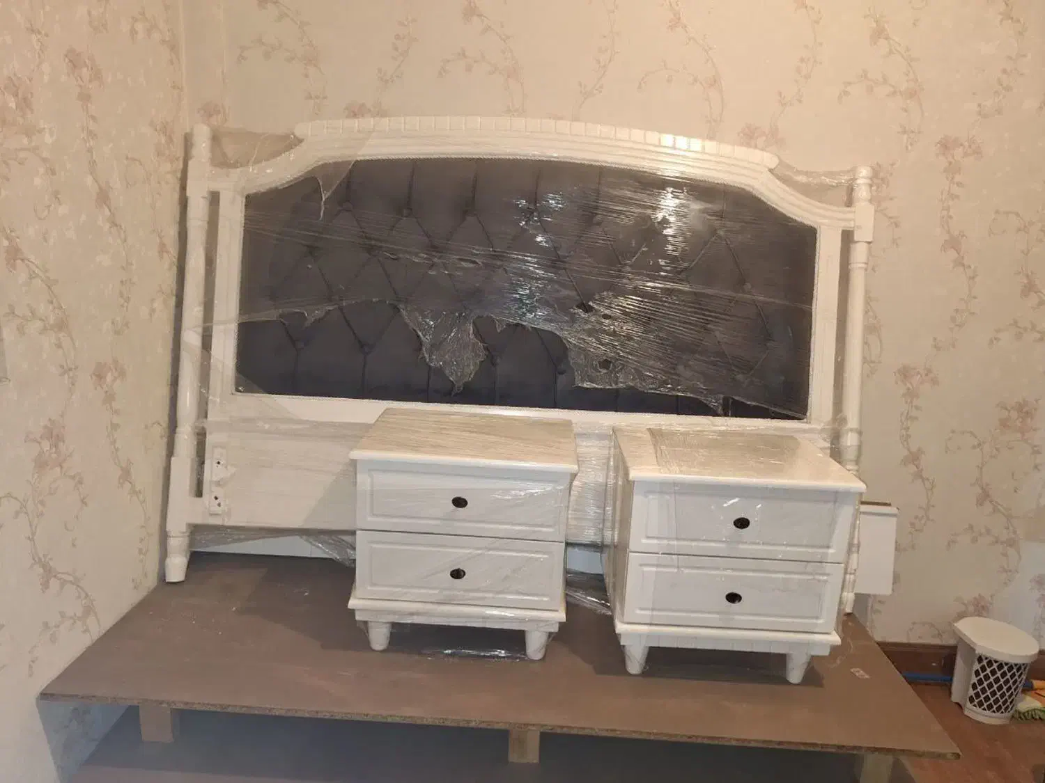 تختخواب دونفره کاملا نو و سالم|تخت و سرویس خواب|آفتاب, |دیوار