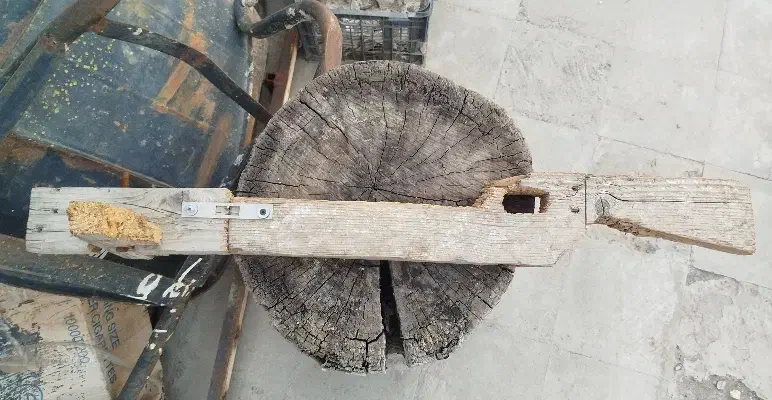 زوبین|کلکسیون اشیاء عتیقه|رباط‌کریم, رباط‌کریم|دیوار