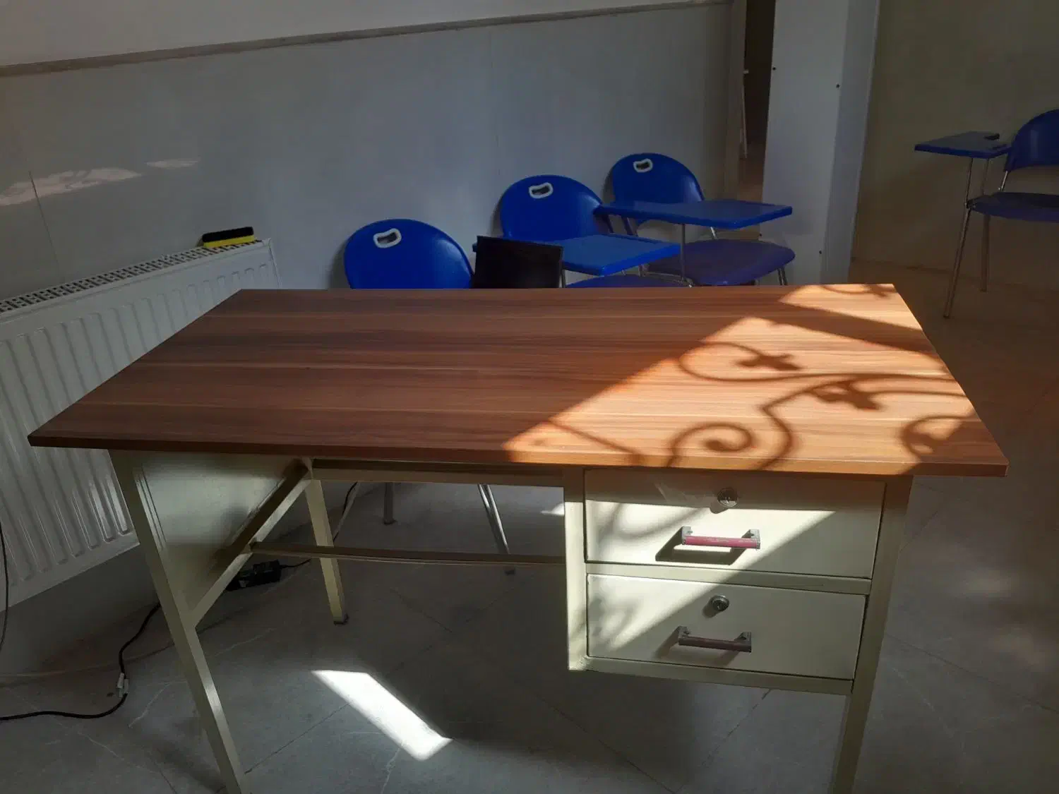 تعدادی میز کار و میز معلم جنس درجه یک و در حد نو|میز تحریر و کامپیوتر|ساوه, |دیوار