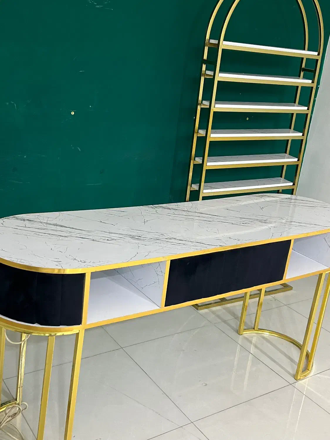 میز ناخون در حد نو دو ماه استفاده شده 6500تومان|آرایشگاه و سالن‌های زیبایی|ارومیه, |دیوار